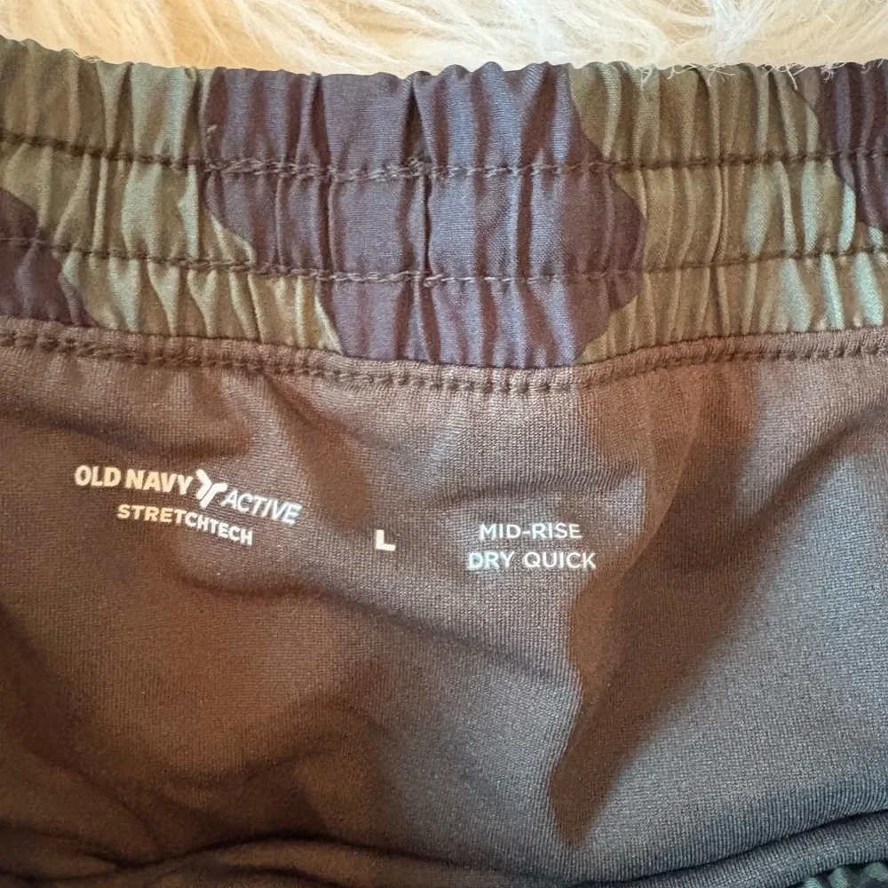 OLD NAVY Women’s Camo Athletic Shorts Size Large - Picture 4 of 5